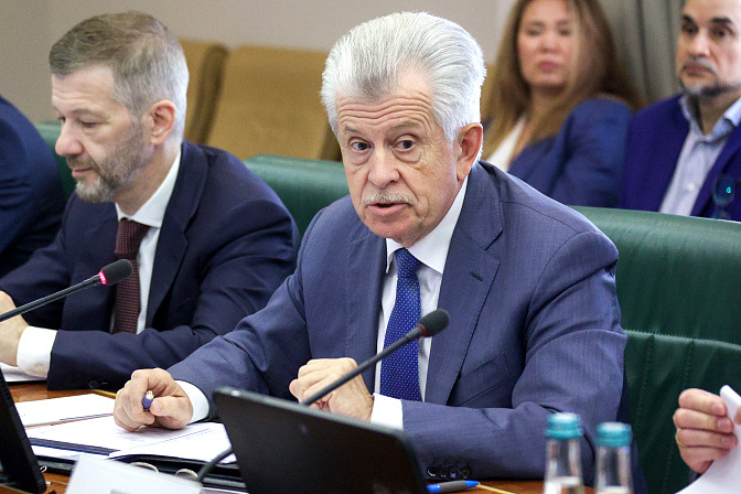 начальник управления президента рф по вопросам национальной морской политики  сергей вахруков