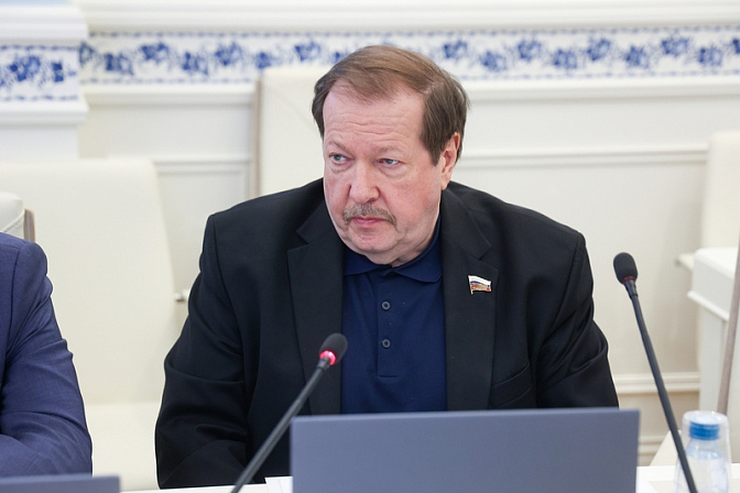 сенатор рф член совета федерации александр русаков