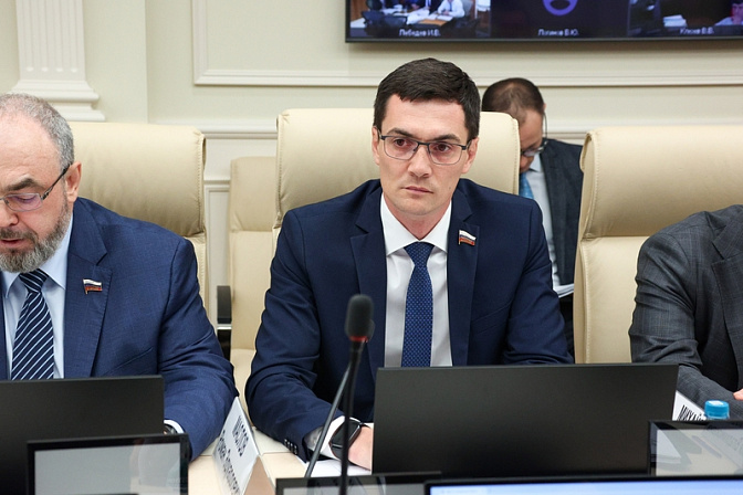сенатор роман маслов