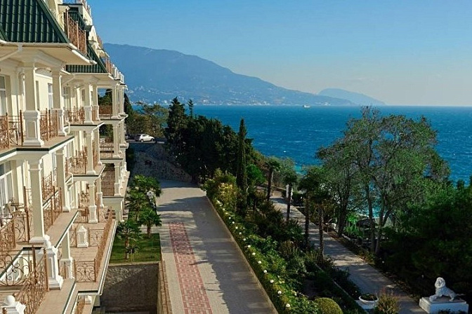 Здание гостиницы и вид на море в Крыму