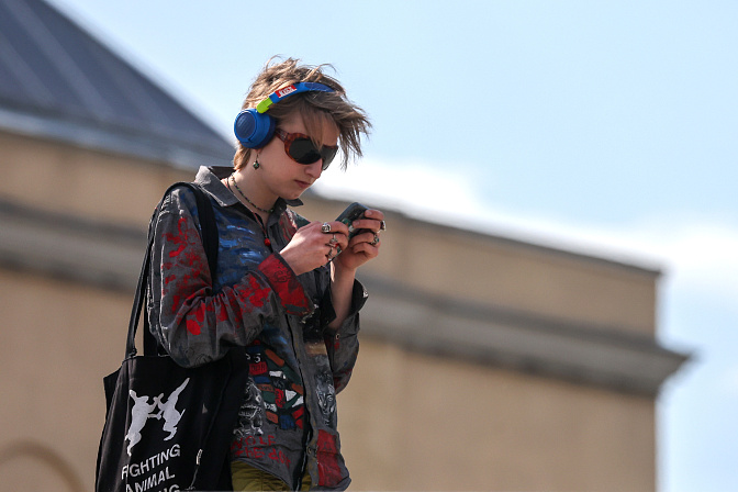 девушка в наушниках 