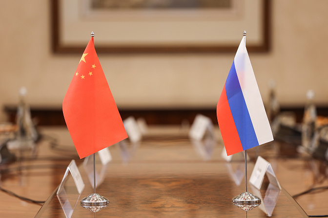 флаги Китая и России