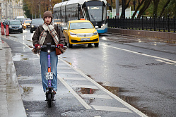В СФ предложили выделить полосы для езды на самокатах