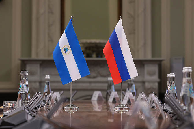 флаги россии и никарагуа