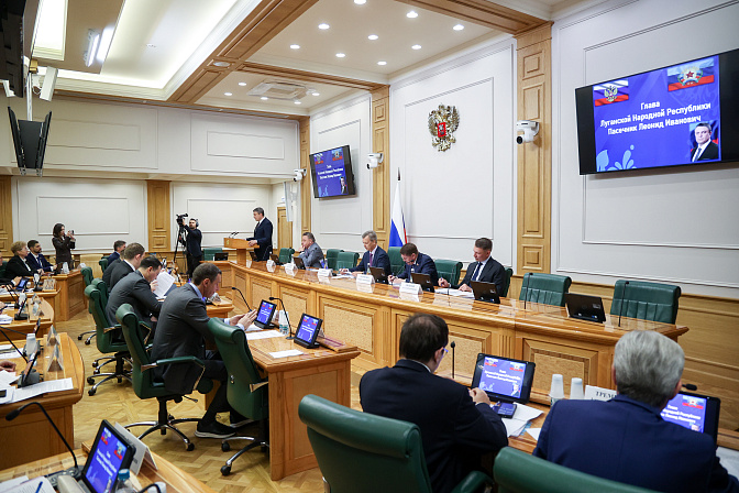 глава луганской народной республики леонид пасечник на заседании совета по вопросам интеграции воссоединенных субъектов в правовую и социально-экономическую системы рф при совете федерации