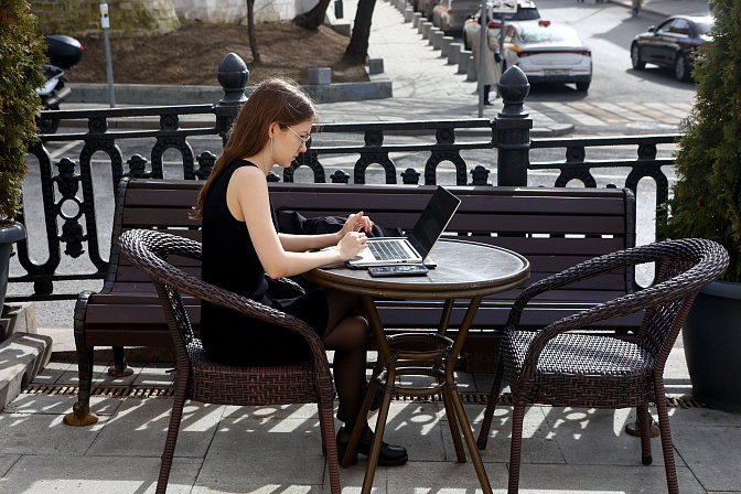 удалёнка работа ноутбук уличное кафе 