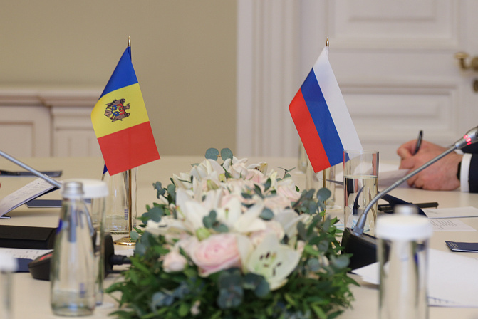 Флаги Молдавии и России | Фото: СенатИнформ / Пресс-служба СФ