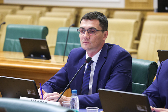 сенатор роман маслов