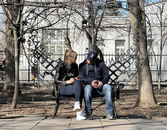 мужчина и женщина на лавочке