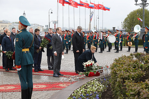 Сенаторы приняли участие в церемонии возложения цветов к памятнику основателю Санкт-Петербурга Петру I в честь Дня города
