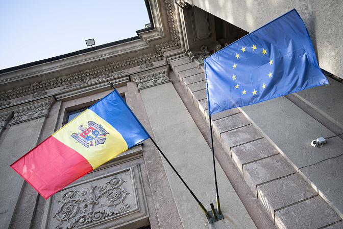 флаги Молдовы и Евросоюза 