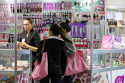 Более 60% женщин в России делают себе подарки на 8 марта