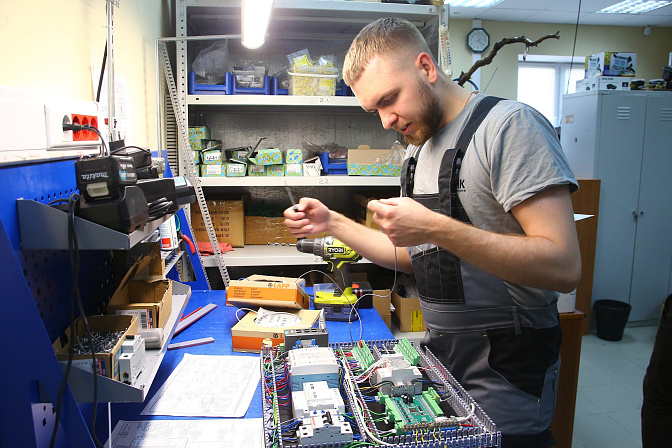 производство оборудования  завод рабочий