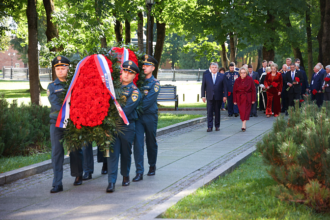 председатель сф валентина матвиенко возложила цветы к мемориалу вечный огонь славы в великом новгороде