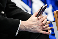 Россиянам рассказали, почему нельзя класть смартфон под подушку