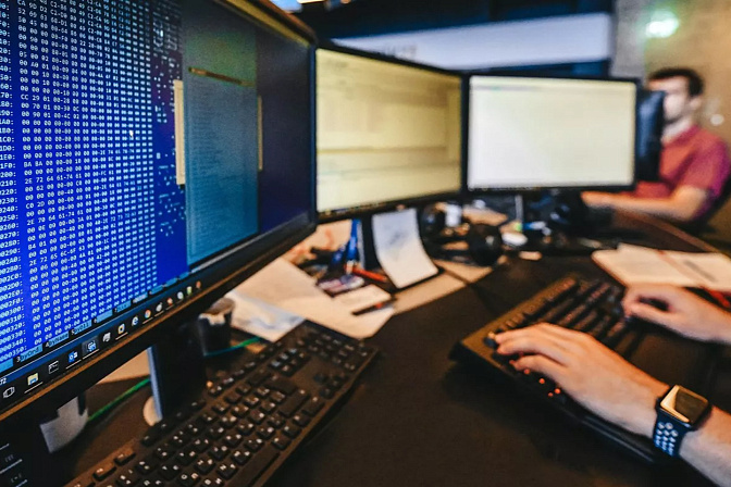 по программное обемпечение ит программист системный администратор работа на ноутбуке 