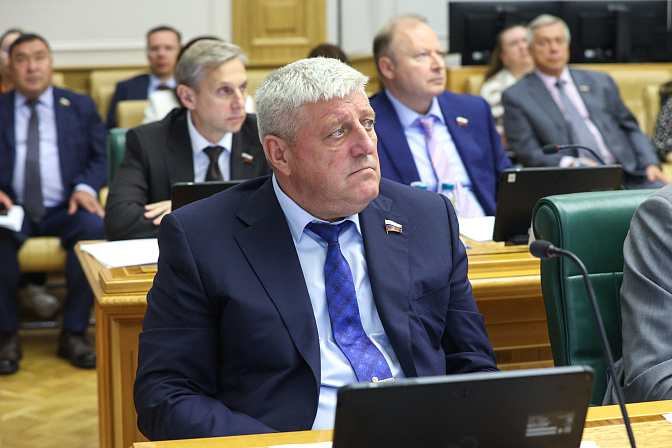 сенатор алексей наумец