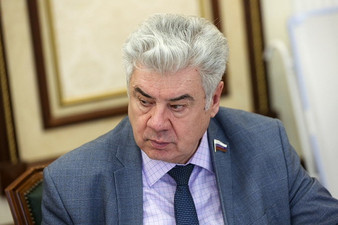 сенатор виктор бондарев