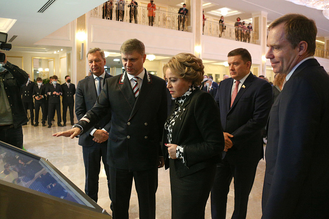 Фото: Председатель СФ Валентина Матвиенко осмотрела выставку ОАО «РЖД», представленную в верхней палате