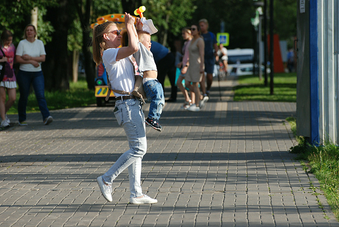 Мать с ребёнком в парке