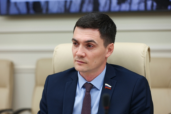 сенатор роман маслов