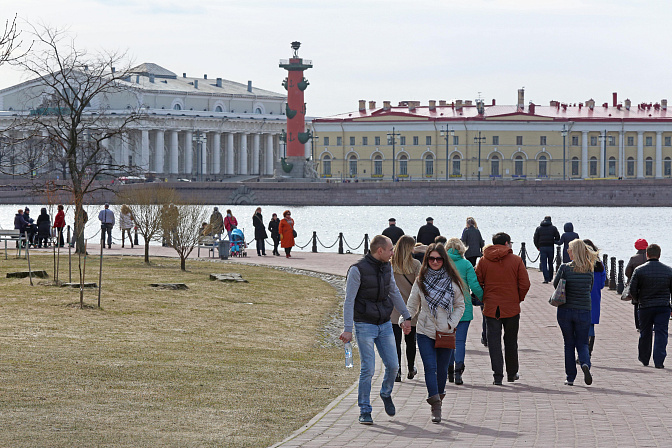 спб санкт-петербург заячий остров вид на стрелку васильевского острова люди луляют выходной