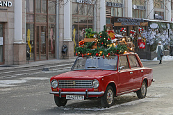 Как украсить автомобиль к Новому году и не лишиться прав