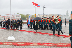 Валентина Матвиенко возложила цветы к памятнику Петру I в Санкт-Петербурге 