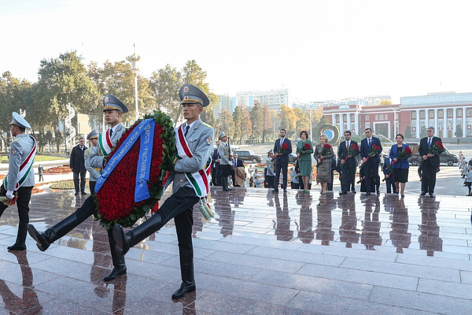 цветы возложение памятник исмоилу сомони председатель сф валентина матвиенко