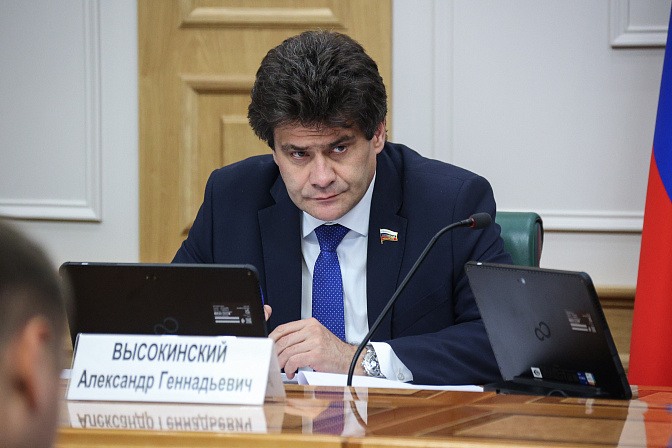 сенатор александр высокинский
