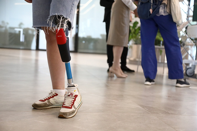 инвалид с бионическим протезом 