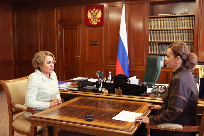 Председатель СФ Валентина Матвиенко и глава фонда «Защитники Отечества» Анна Цивилёва