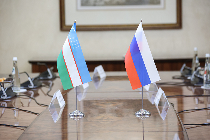 флаги россии и узбекистана