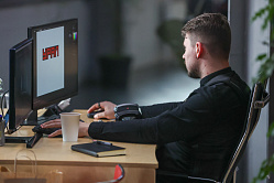 Более 50% россиян регулярно задерживаются на работе