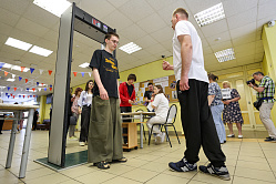 Рособрнадзор запретил досмотр школьников перед ЕГЭ