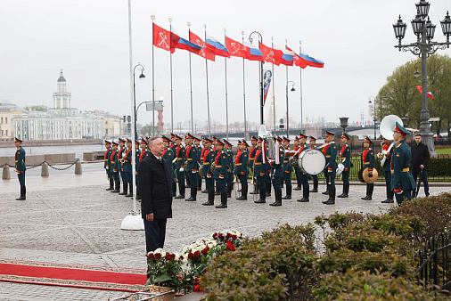 Губернатор Санкт-Петербурга принял участие в церемонии возложения цветов к памятнику Петру I в честь Дня города