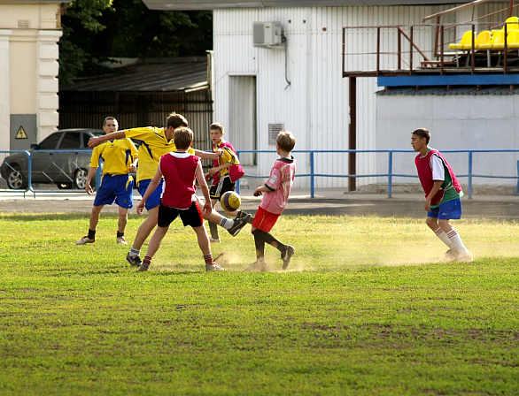 футбол мальчишки играют