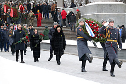 Матвиенко возложила цветы на Пискарёвском кладбище в годовщину снятия блокады 