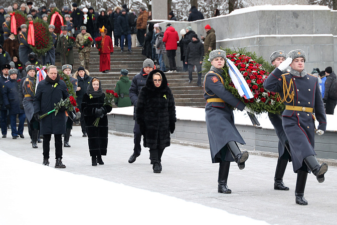 председатель сф валентина матвиенко возложила цветы к монументу на пискарёвском мемориальном кладбище