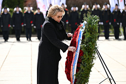 Матвиенко возложила цветы к мемориалу 1200 воинам-гвардейцам в Калининграде