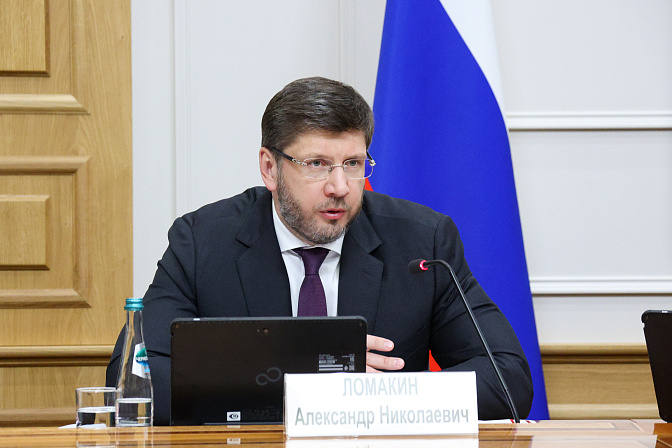 первый замминистра строительства и жкх рф александр ломакин