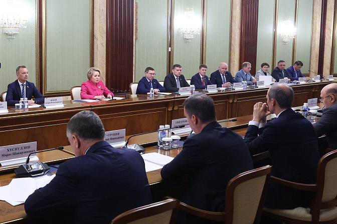 валентина матвиенко на встрече членов совета палаты с главой правительства рф михаилом мишустиным