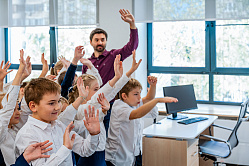 Греф предлагает начать готовить учителей для преподавания ИИ в школах