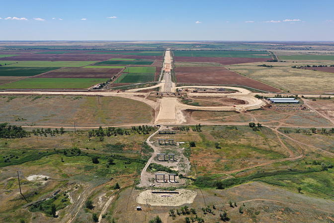 Укладка покрытия на втором этапе строительства обхода Волгограда