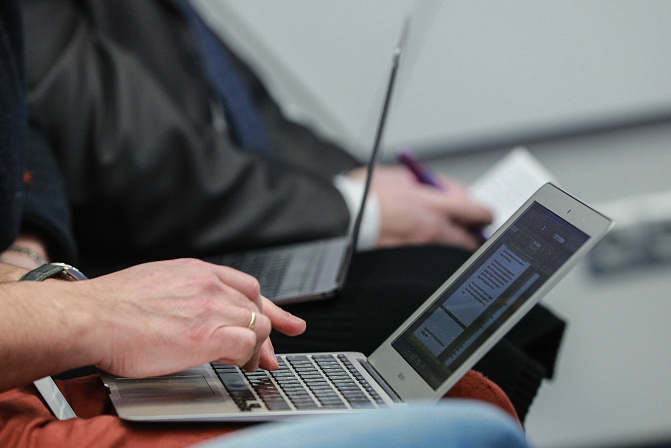 работа на ноутбуке 