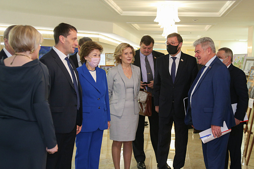 Сенаторы осмотрели выставку «Россия — мир неограниченных возможностей»
