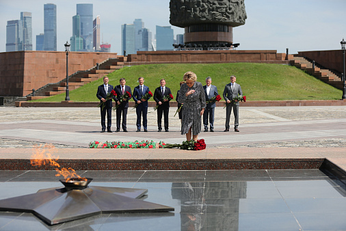 Валентина Матвиенко возложила цветы к Вечному огню в Парке Победы на Поклонной горе