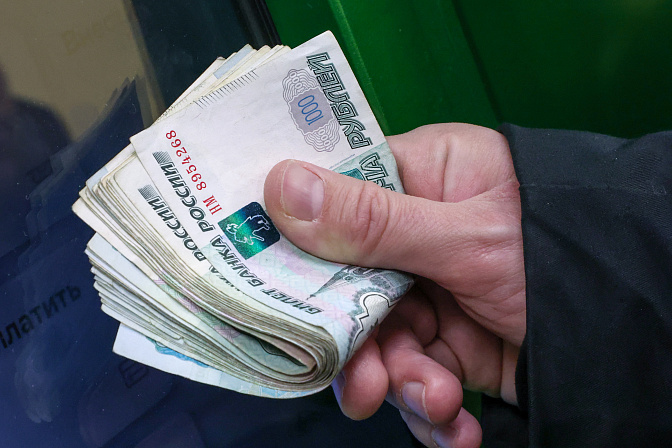 деньги в руках рубли 