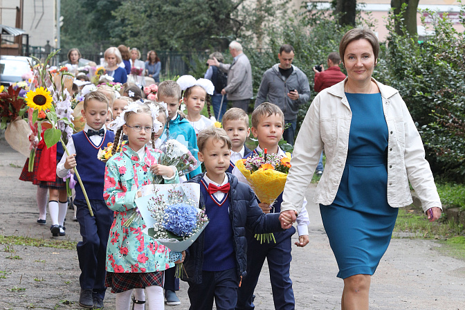 день знаний, первый учитель ведет первоклассников на линейку