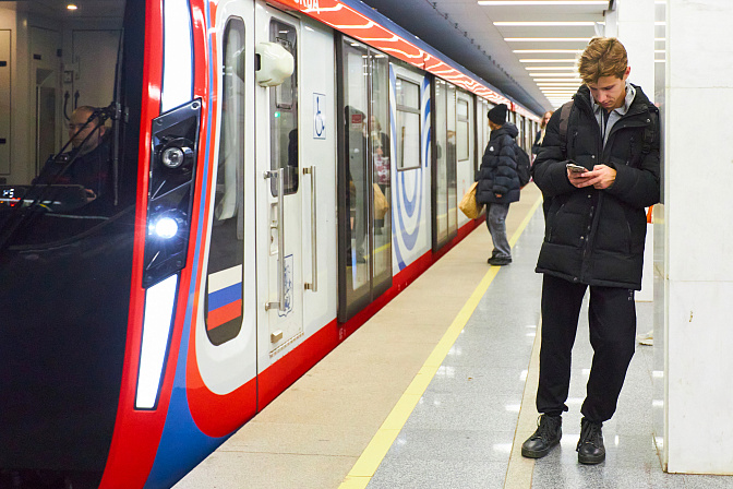 метро транспорт мужчина телефон в руках 